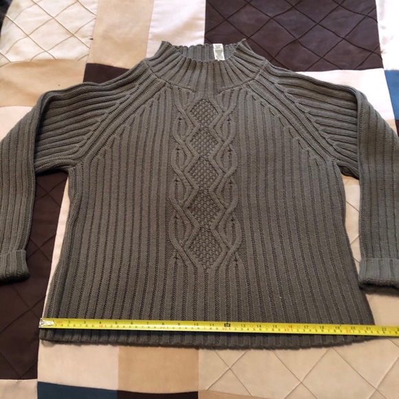 Liz Claiborne Cable Knit Sweater - EUC - Picture 9 of 11